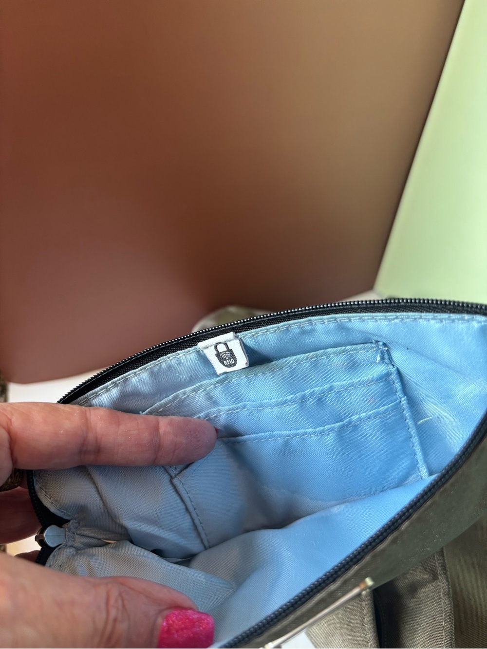 BAGGALLINI Gray Crossbody Organizer Bag, Matching RFID Wristlet - Picture 8 of 8